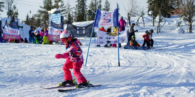 Yli 10 000 osallistujan laskukilpailu Suomessa? Mistä tarkemmin ottaen Suomi Slalomissa on kyse?