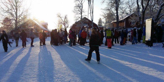 Etelä-Suomen hiihtolomaviikko käynnisti kevään hiihtosesongin. Etelä- ja Pohjois-Suomen hiihtokeskukset kasvattivat myyntiään vaihtelevista keleistä huolimatta. Suomen Hiihtokeskusyhdistyksen (SHKY) tiedote 2.3.2016.