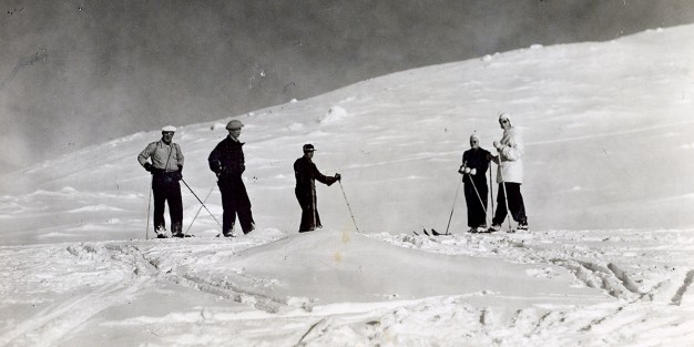 Kun keväällä tulee 80 vuotta täyteen ensimmäisistä pujottelun ja syöksyn SM-kisoista, niin jälleen kapuaa Sallatunturin rinteille urheiluseura Sallan Karhut ja pistää pystyyn 80-vuotisjuhlakisat yhteistyössä Sallan kunnan sekä Kaunisharju Oy:n kanssa. Ja komeat kisat laittavatkin; luvassa on lähes viikon verran SM-kisoja Sallatunturissa!
salla 80 vuotta tunturi