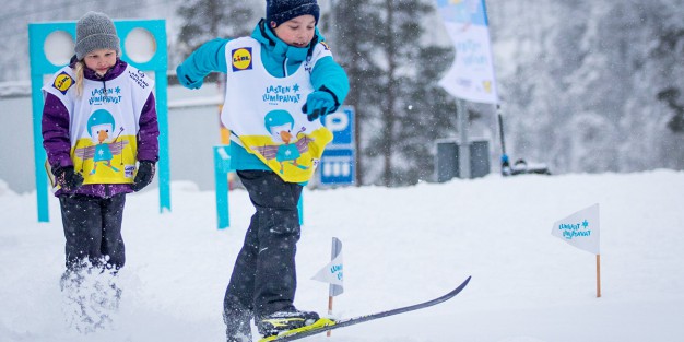 Viime vuoden lopussa jo Rukalla ja Vierumäellä vieraillut Lasten Lumipäivät -kiertue jatkaa kulkuaan ja valtaa seuraavaksi pääkaupunkiseudun ja Vuokatin. Lasten Lumipäivien vuosi 2017 alkaa Helsingistä tiistaina 10.1., jonka jälkeen tapahtuma-alue nousee seuraavaksi Vantaalle, Vuokattiin ja Espooseen.
lasten lumipäivät