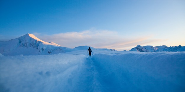 Ski touring in Norway -kirja esittelee nimensä mukaisesti Norjan parhaita mansikkapaikkoja laskemisen suhteen.