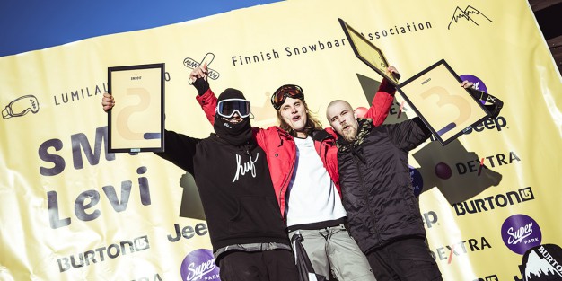 Järjestyksessään kolmannetkymmenennet lumilautailun SM-kisat huipentuivat lauantaina Levillä slopestyleen. Kisassa miesten sarjan voitti eilisen big airin voittanut Aleksi Partanen ja naisten sarjan Ella Suitiala. Rookieissa voiton veivät Ida Räisänen ja Emppu Väisänen ja gromeissa Guo Junyan Kiinasta ja miesten sarjan voittajan veli Aatu Partanen.
slopestyle SM2017 miehet levi voittajat
