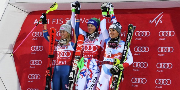 Slovakian Petra Vlhova otti pujottelun maailmancupissa Levilä 11.9.2017 niukan voiton ennakkosuosikista Yhdysvaltain Mikaela Shiffrinistä. Kolmas oli Sveitsin Wendy Holdener. Pienessä pakkassäässä käyty pujottelukauden avauskisa keräsi paikan päälle yli 8000 katsojaa, mikä on aiempia vuosia suurempi määrä.