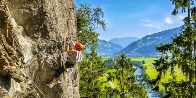 Via ferrata on monelle Alppien kävijälle tuttu termi, mutta yllättävän harva on tätä kiipeilyn pikkuserkkua kokeillut. Mistä via ferrata -kiipeilyssä on tarkemmin ottaen kyse?
