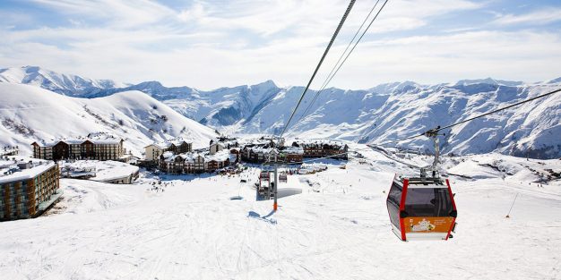 Harvempi suomalaislaskija on vielä löytänyt tietään Kaukasuksen upeimmille rinteille. Mahtavuudessaan vuoristo vertautuu Alppeihin, ja Gudauri on alueen kiinnostavin hiihtokeskus. Etenkin Georgiassa käymättömällä on monta syytä ottaa retki harkintaan.
