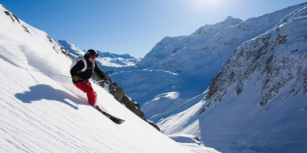Marraskuun arkisessa harmaudessa iski voimallinen tarve päästä kokeilemaan, miltä tuntuisi avata laskukausi suoraan Alppien rinteillä. Pikatutkimus osoitti, että Andermatt olisi mitä lumivarmin paikka jo joulukuun puolivälissä.