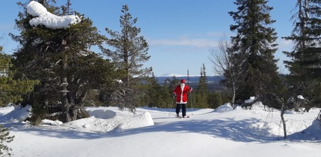 Korvatunturi on tunnetuista paikoista yksi tuntemattomimmista maapallolla. Se on kuitenkin Joulupukin koti ja tonttujen temmellyskenttää. Lumipallo halusi selvittää, millaisessa maastossa Joulupukki laskee ja nauttii vapaa-ajastaan.