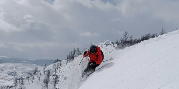 Suurin osa Suomen hiihtokeskuksista sulki hissinsä vappuna perinteisen lammikonylilasku -tapahtuman merkeissä. Laskunälkä oli kuitenkin suuri ja sääennuste lupasi runsaita lumisateita Ruotsin ja Norjan rajalle. Aikaikkunakin täsmäsi, joten sukset autoon ja menoksi!