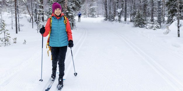 Kun lumiset maastot vähenevät vuosi vuodelta ympäri maailmaa, hiihtämisestä uhkaa tulla jatkuvasti yhä harvempien harrastus. Monia tämä laji kuitenkin yhä kiinnostaa ja monet aasialaisetkin saapuvat Suomeen kokemaan hiihtämisen maailmaa. Hiihdosta kiinnostuneen kannattaa ottaa muutama asia huomioon jo ennen urheilukauppaan suuntaamista.